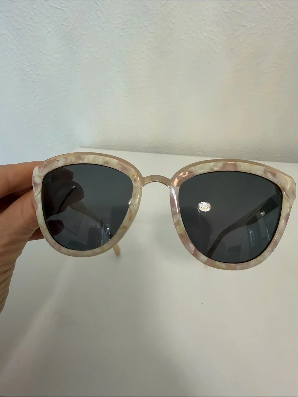 Diff Eyewear Women’s Tortoiseshell Cream Cat-Eye Sunglasses - Black Lenses
